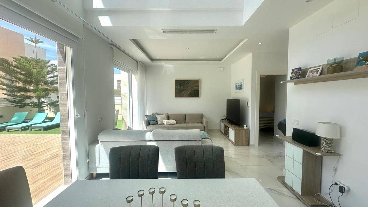 3 soveværelse Villa til salg i Torrevieja med swimmingpool - € 749.000 (Ref: 9208170)