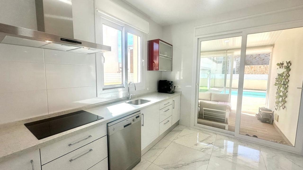 3 soveværelse Villa til salg i Torrevieja med swimmingpool - € 749.000 (Ref: 9208170)