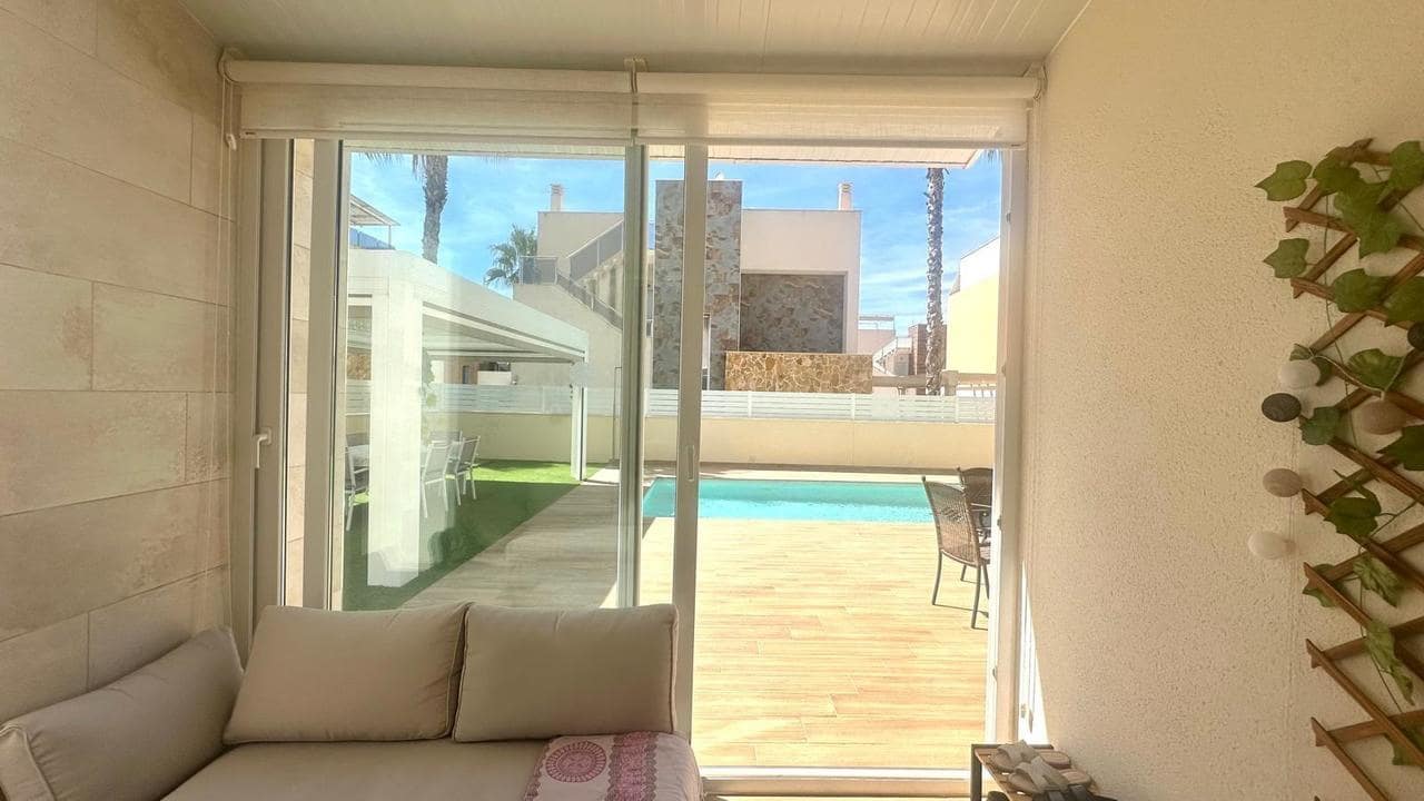 3 soveværelse Villa til salg i Torrevieja med swimmingpool - € 749.000 (Ref: 9208170)