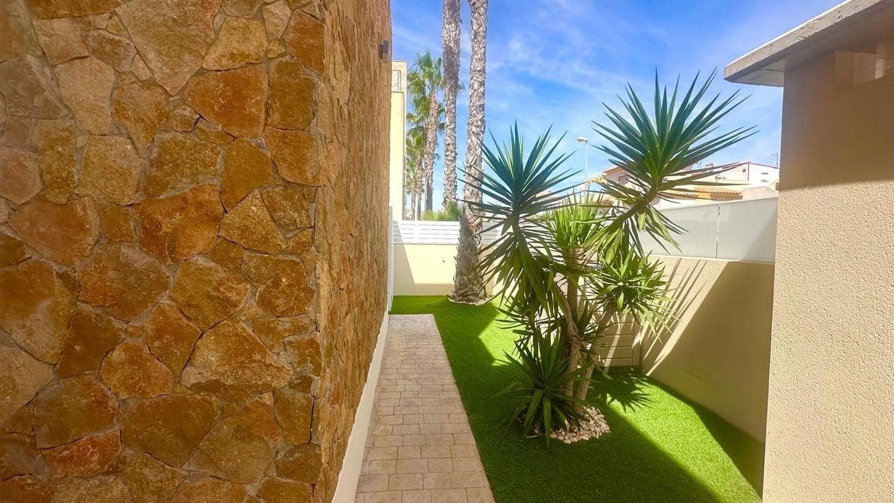 3 soveværelse Villa til salg i Torrevieja med swimmingpool - € 749.000 (Ref: 9208170)
