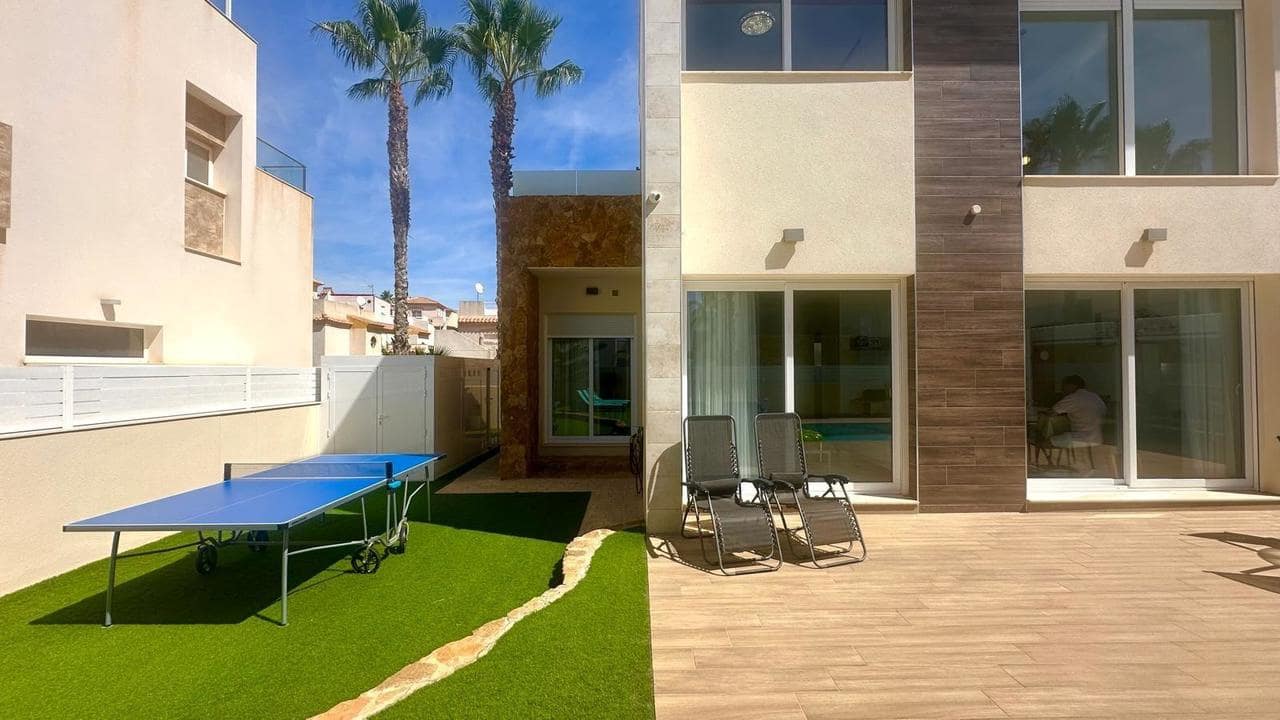 3 soveværelse Villa til salg i Torrevieja med swimmingpool - € 749.000 (Ref: 9208170)