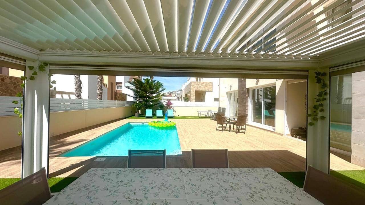 3 soveværelse Villa til salg i Torrevieja med swimmingpool - € 749.000 (Ref: 9208170)
