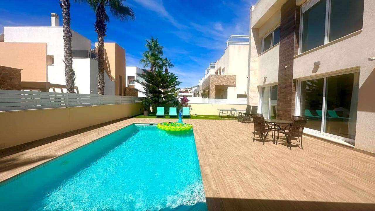 3 soveværelse Villa til salg i Torrevieja med swimmingpool - € 749.000 (Ref: 9208170)