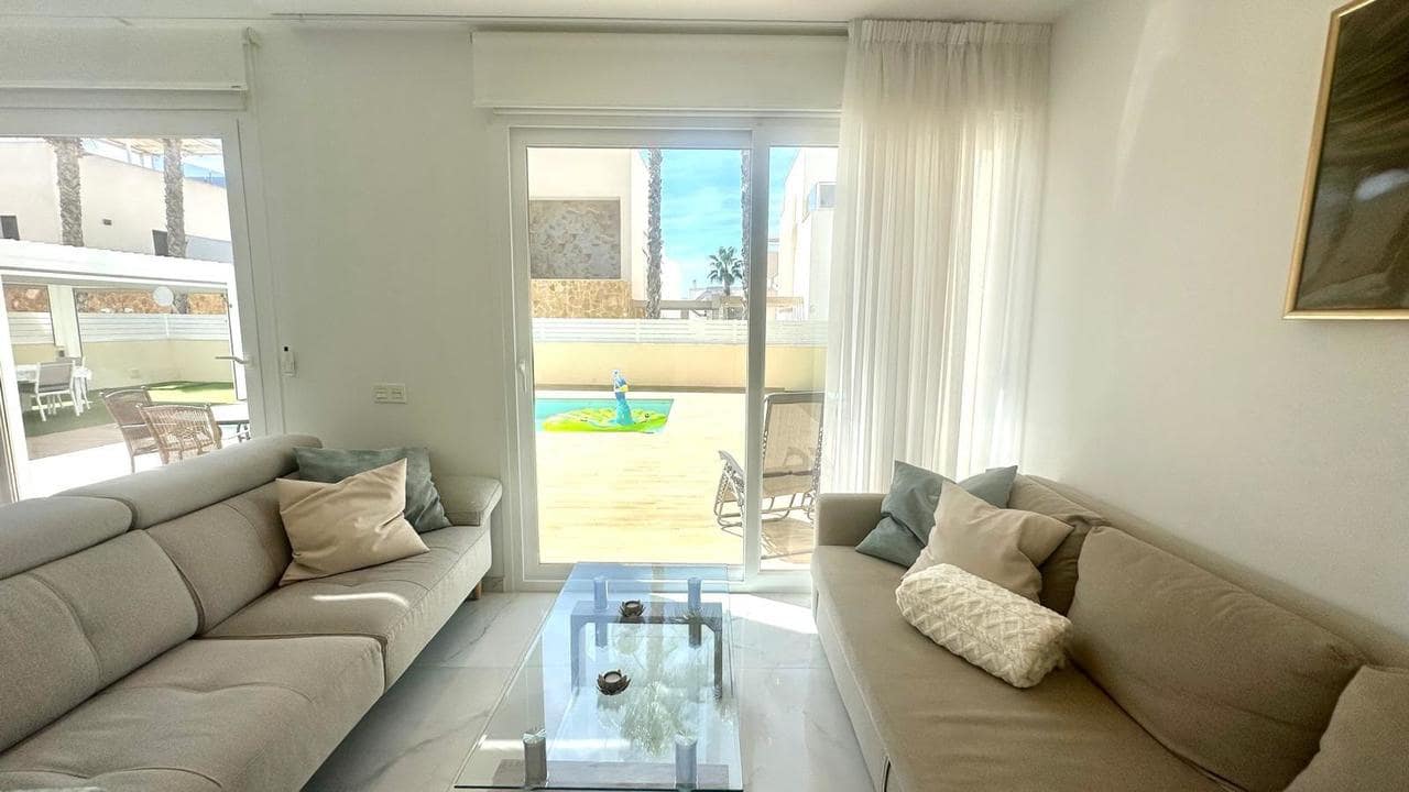 3 soveværelse Villa til salg i Torrevieja med swimmingpool - € 749.000 (Ref: 9208170)