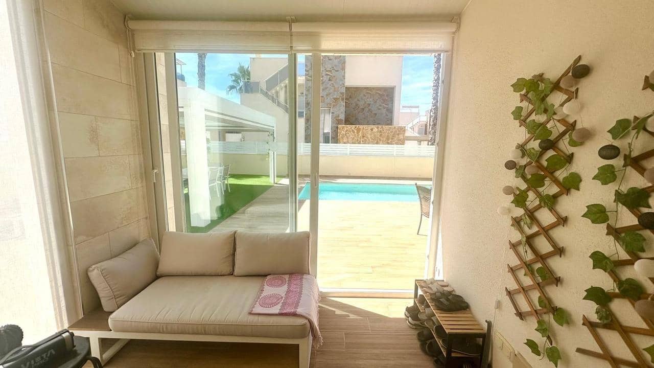 3 soveværelse Villa til salg i Torrevieja med swimmingpool - € 749.000 (Ref: 9208170)