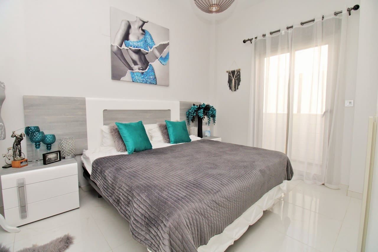 4 bedroom Villa for sale in Villamartin with pool - € 477,000 (Ref: 9219780)