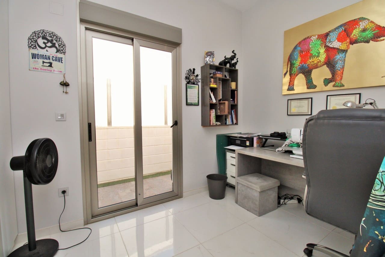 4 bedroom Villa for sale in Villamartin with pool - € 477,000 (Ref: 9219780)