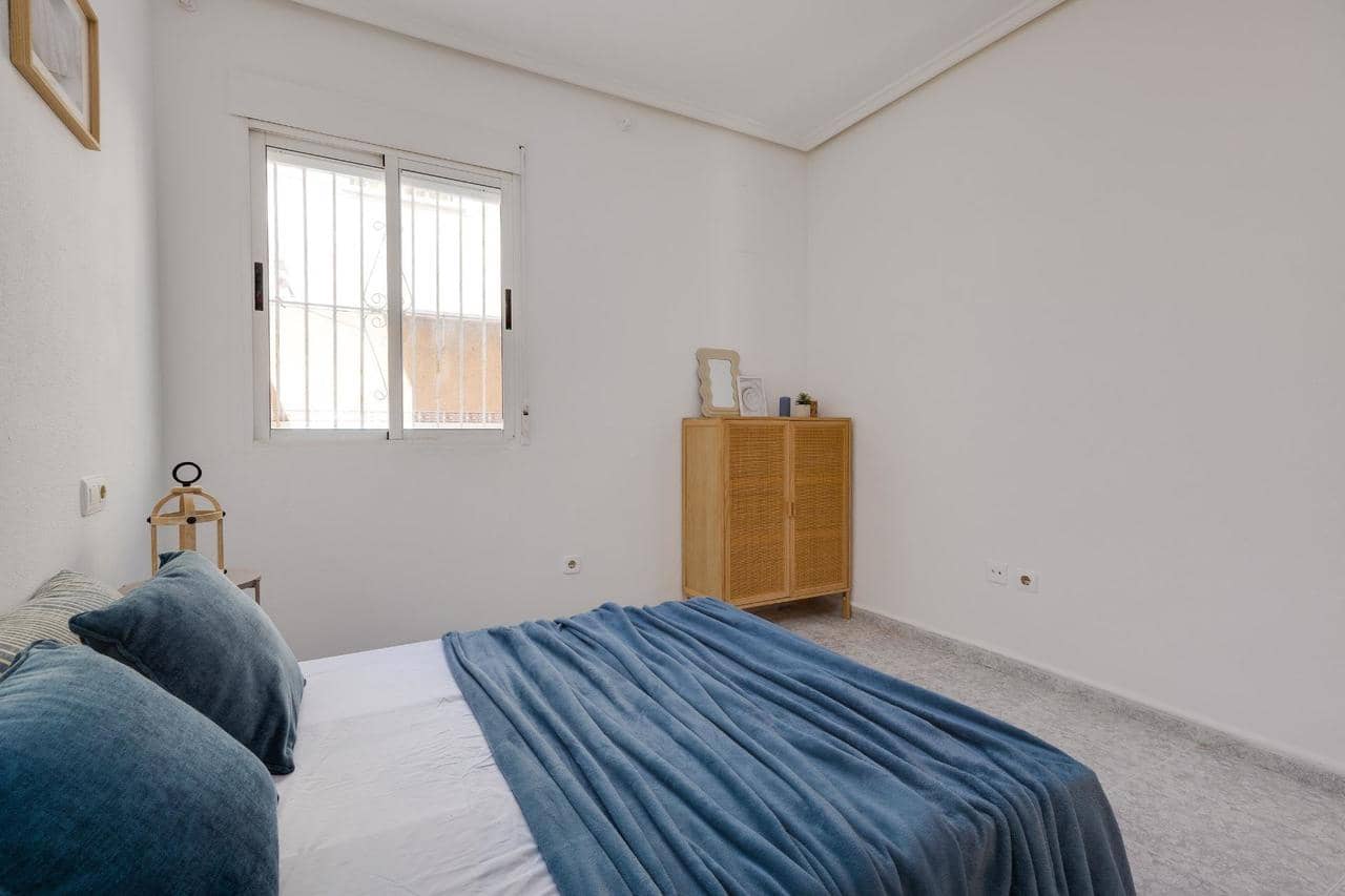 Bungalow de 2 habitaciones en Torrevieja en venta con piscina - 159.000 € (Ref: 9239691)