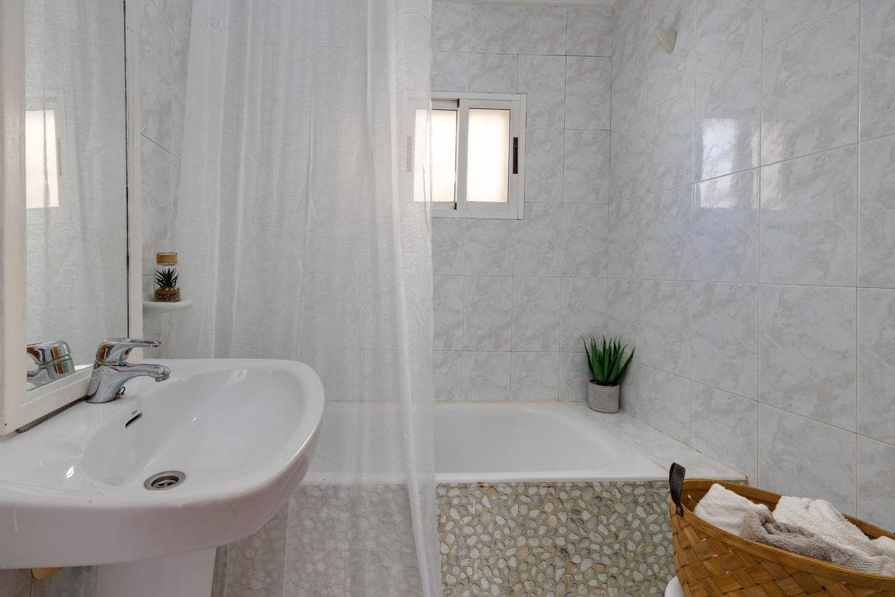 Bungalow de 2 habitaciones en Torrevieja en venta con piscina - 159.000 € (Ref: 9239691)