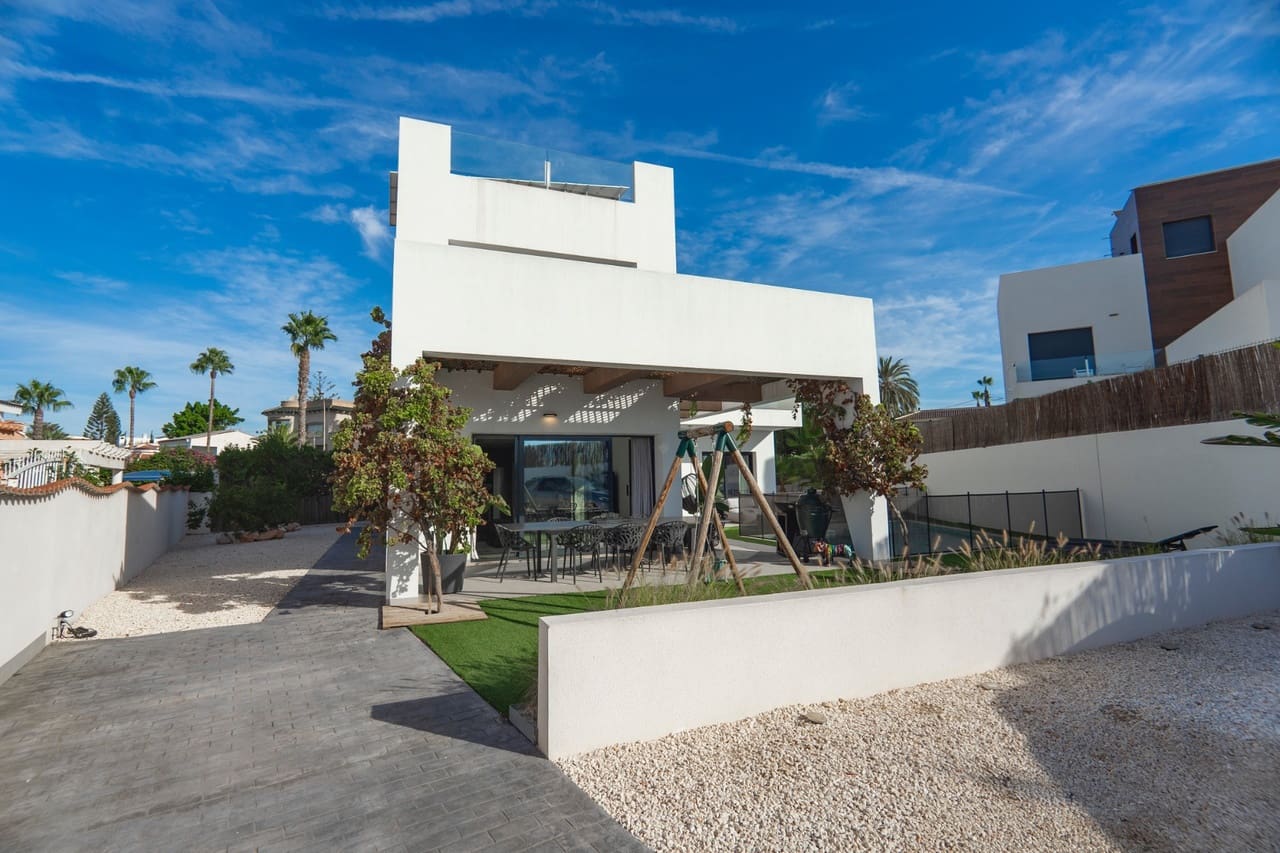 4 slaapkamer Villa te koop in Ciudad Quesada met zwembad - € 699.950 (Ref: 9284974)