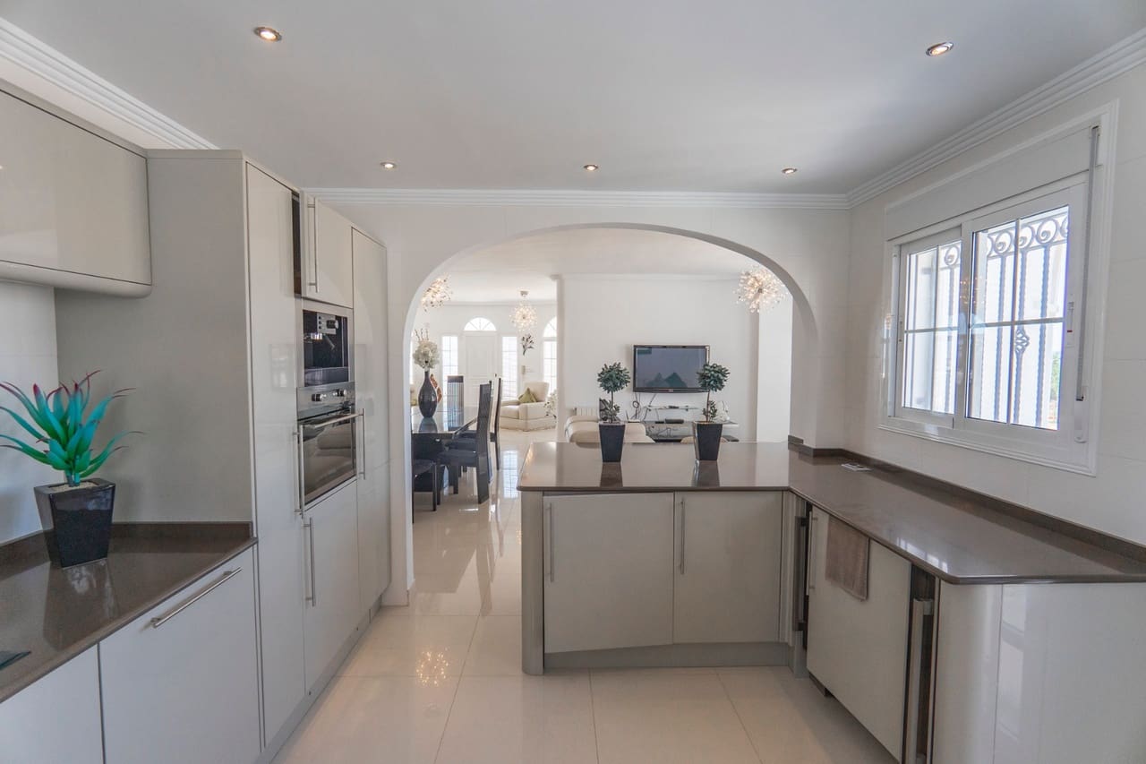 6 bedroom Villa for sale in Ciudad Quesada with pool - € 1,100,000 (Ref: 9284982)