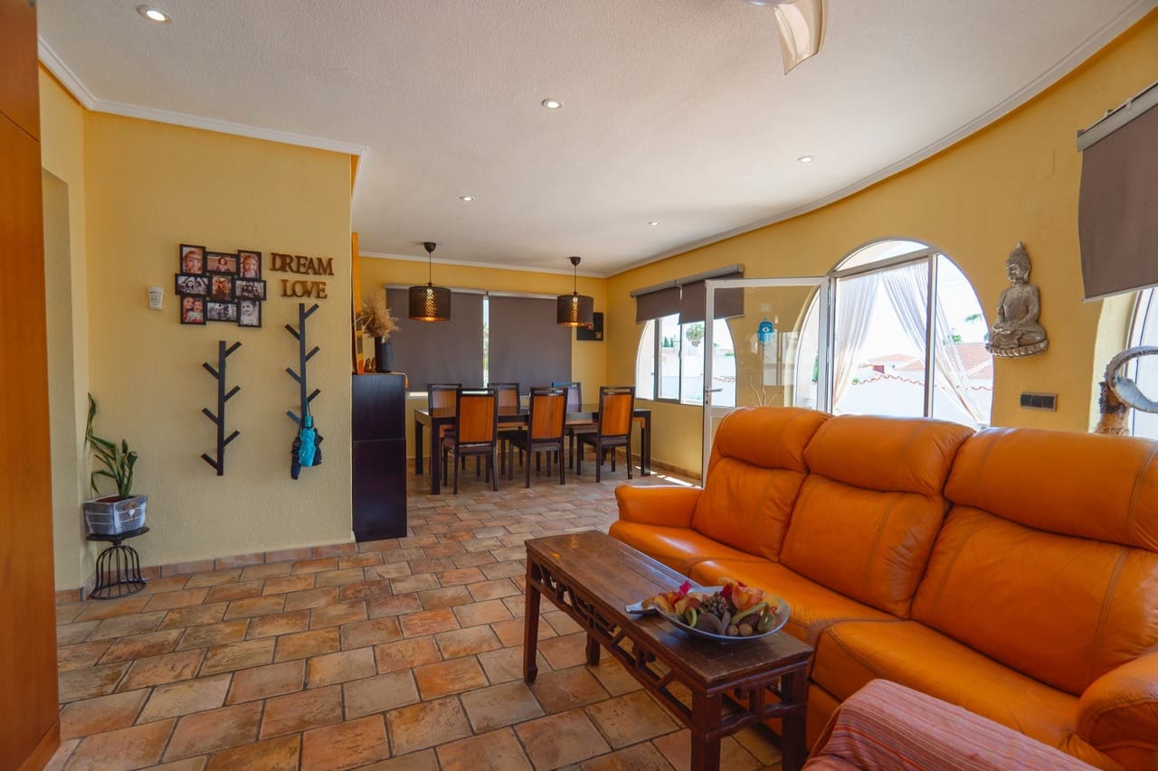4 makuuhuone Huvila myytävänä paikassa Ciudad Quesada mukana uima-altaan - 415 000 € (Ref: 9284983)