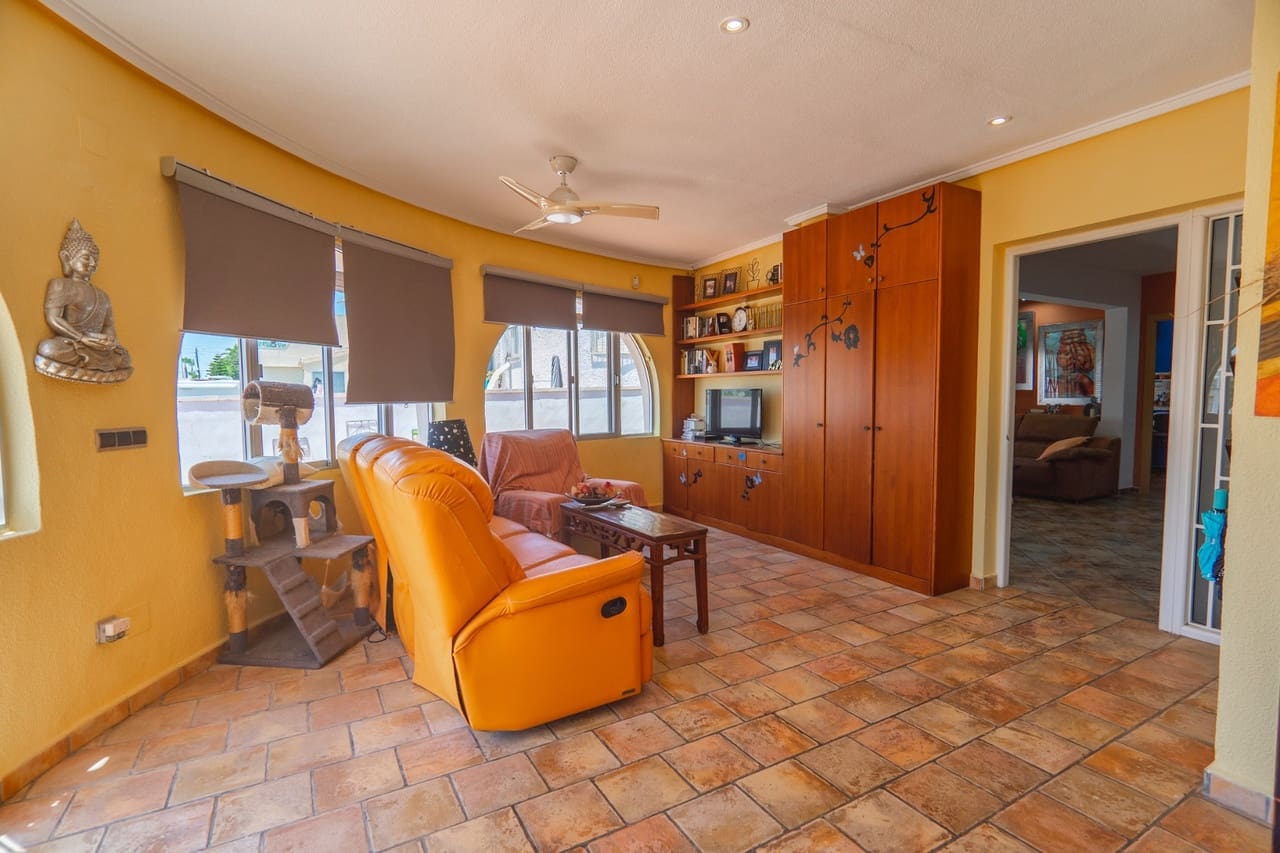 4 makuuhuone Huvila myytävänä paikassa Ciudad Quesada mukana uima-altaan - 415 000 € (Ref: 9284983)