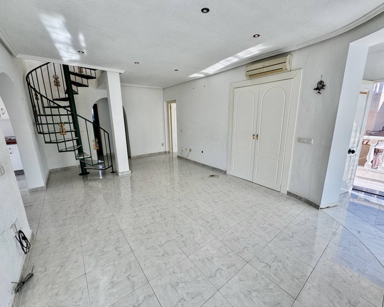 Chalet de 4 habitaciones en Ciudad Quesada en venta con piscina - 375.000 € (Ref: 9285000)