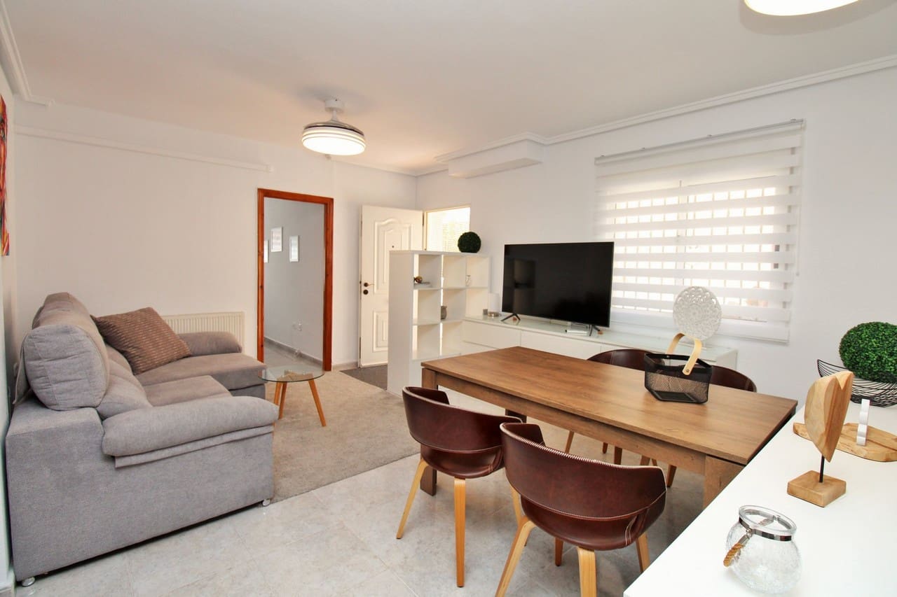 4 Zimmer Villa zu verkaufen in Villamartin mit Pool - 379.000 € (Ref: 9297184)