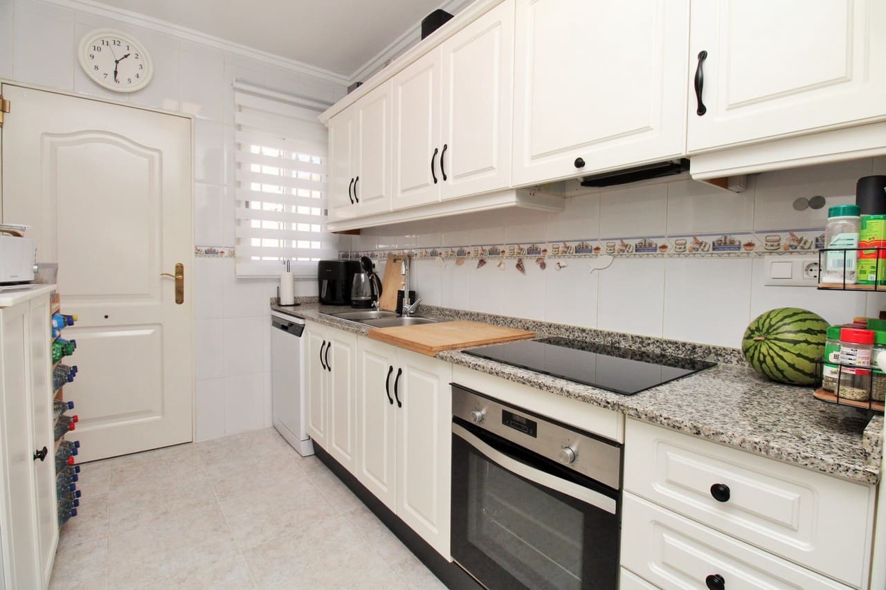 4 Zimmer Villa zu verkaufen in Villamartin mit Pool - 379.000 € (Ref: 9297184)