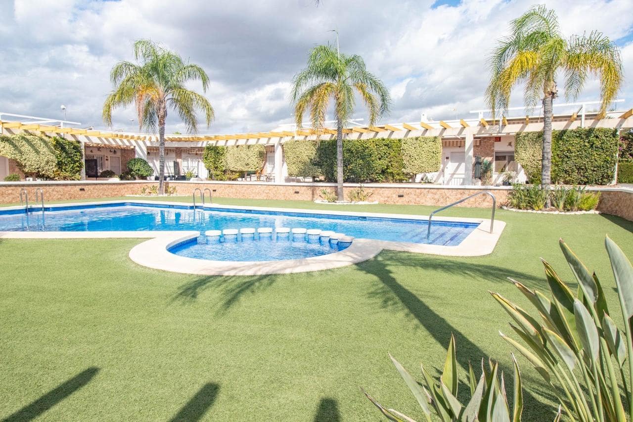 Casa de 2 habitaciones en Pilar de la Horadada en venta con piscina - 229.900 € (Ref: 9300724)