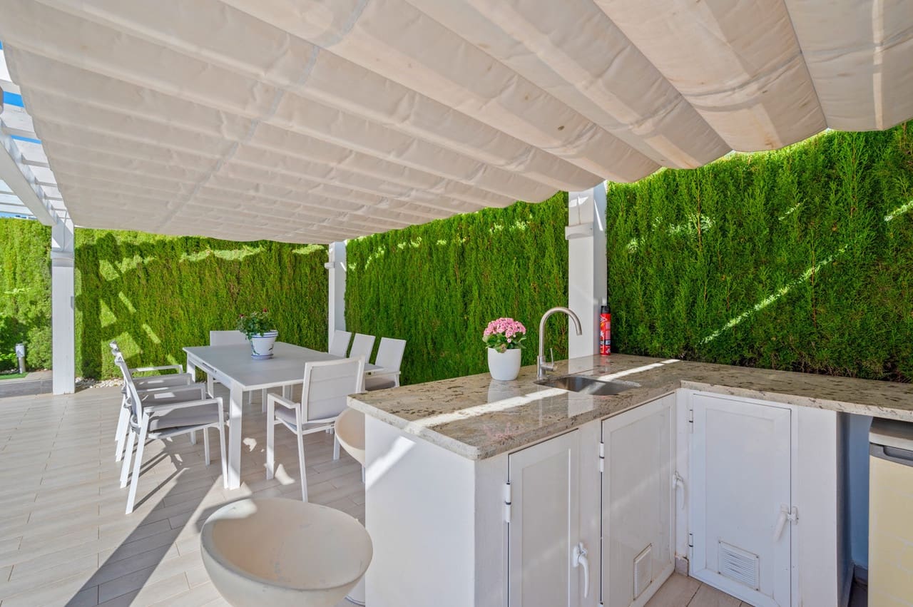 3 bedroom Bungalow for sale in Torrevieja - € 569,000 (Ref: 9343168)