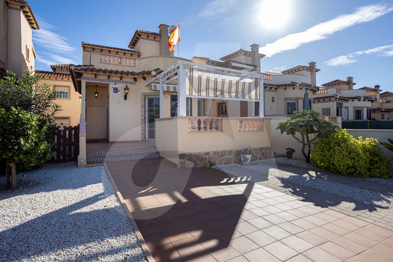 3 slaapkamer Villa te koop in Guardamar del Segura met zwembad - € 255.000 (Ref: 9346793)