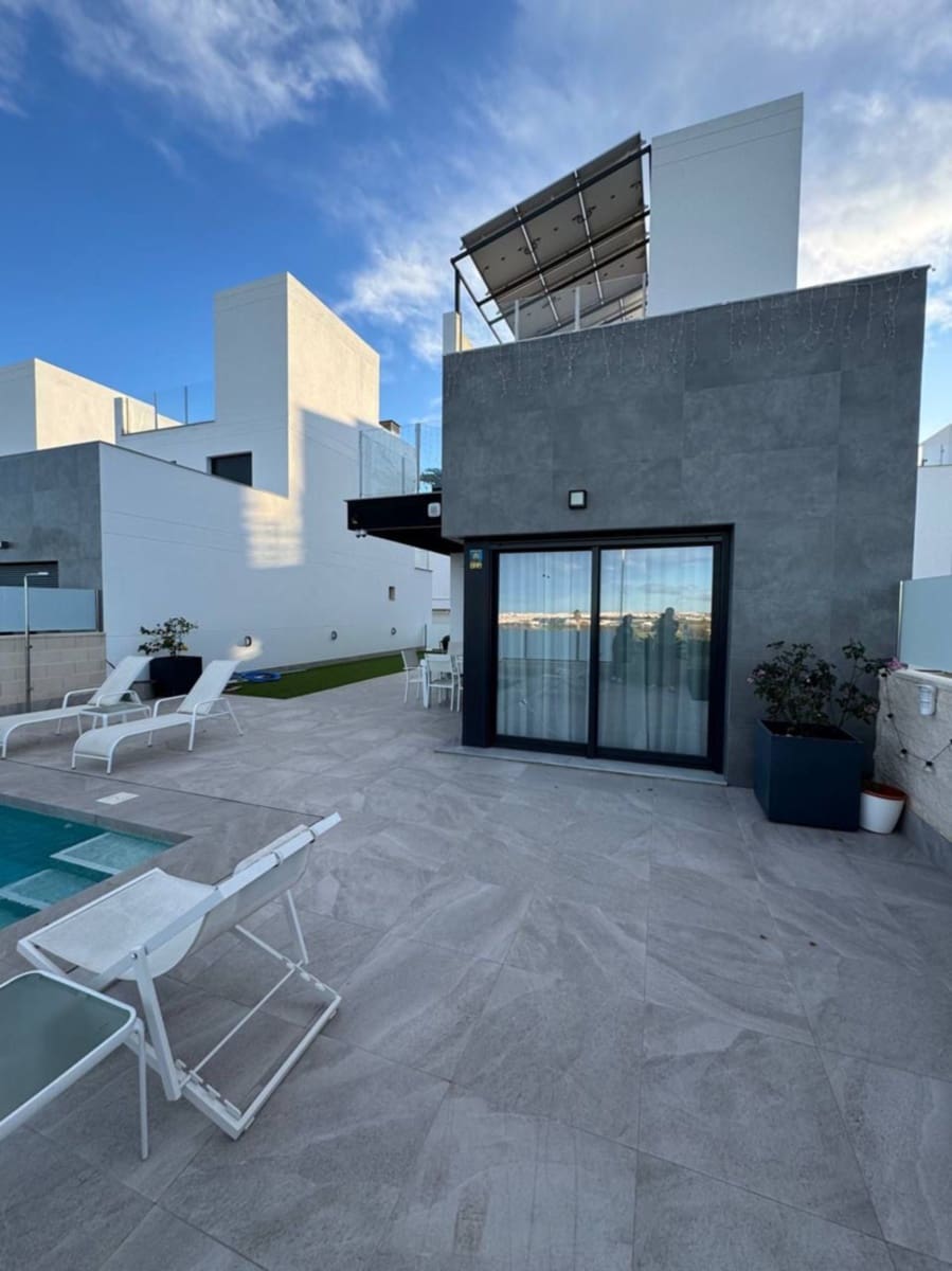 3 soveværelse Byhus til salg i Torrevieja - € 690.000 (Ref: 9348966)