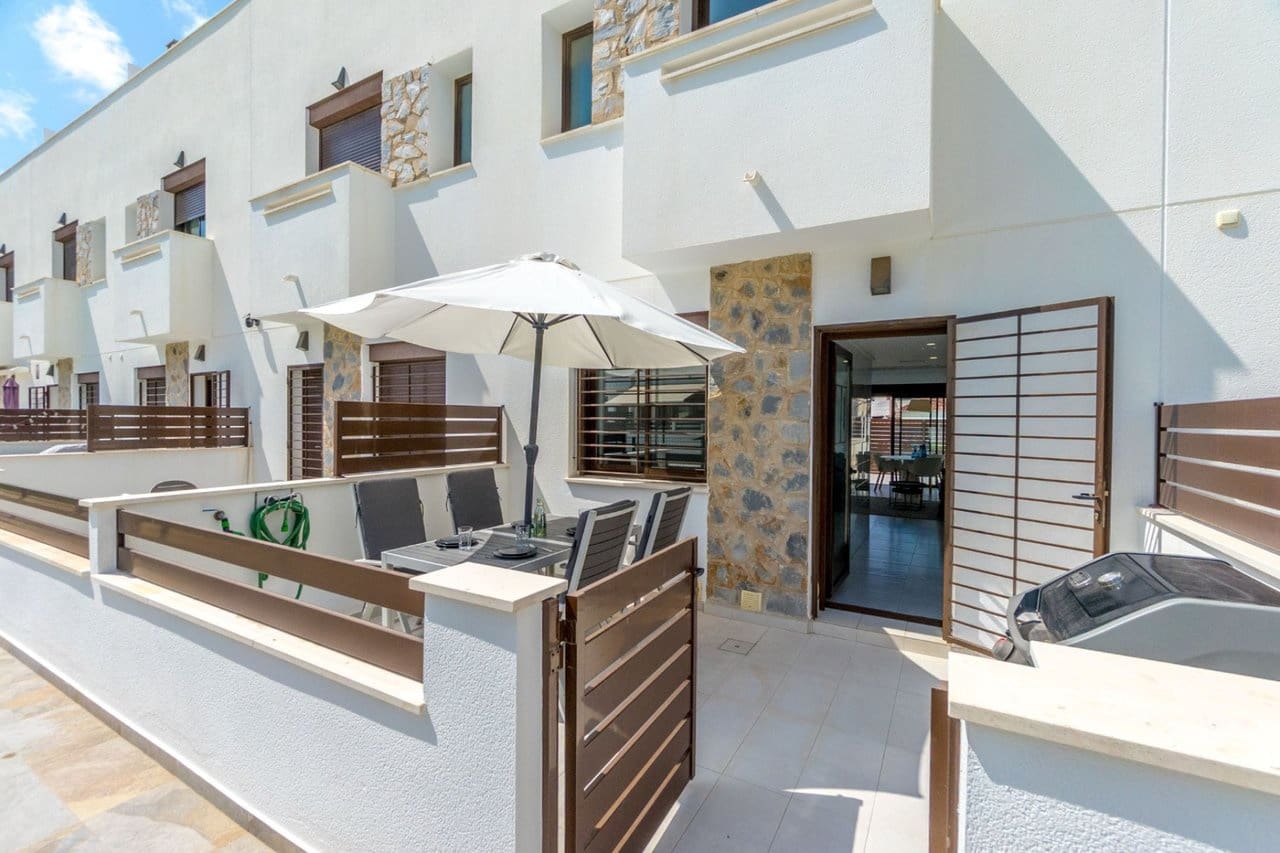 3 soveværelse Byhus til salg i Torrevieja med swimmingpool garage - € 315.000 (Ref: 9356651)