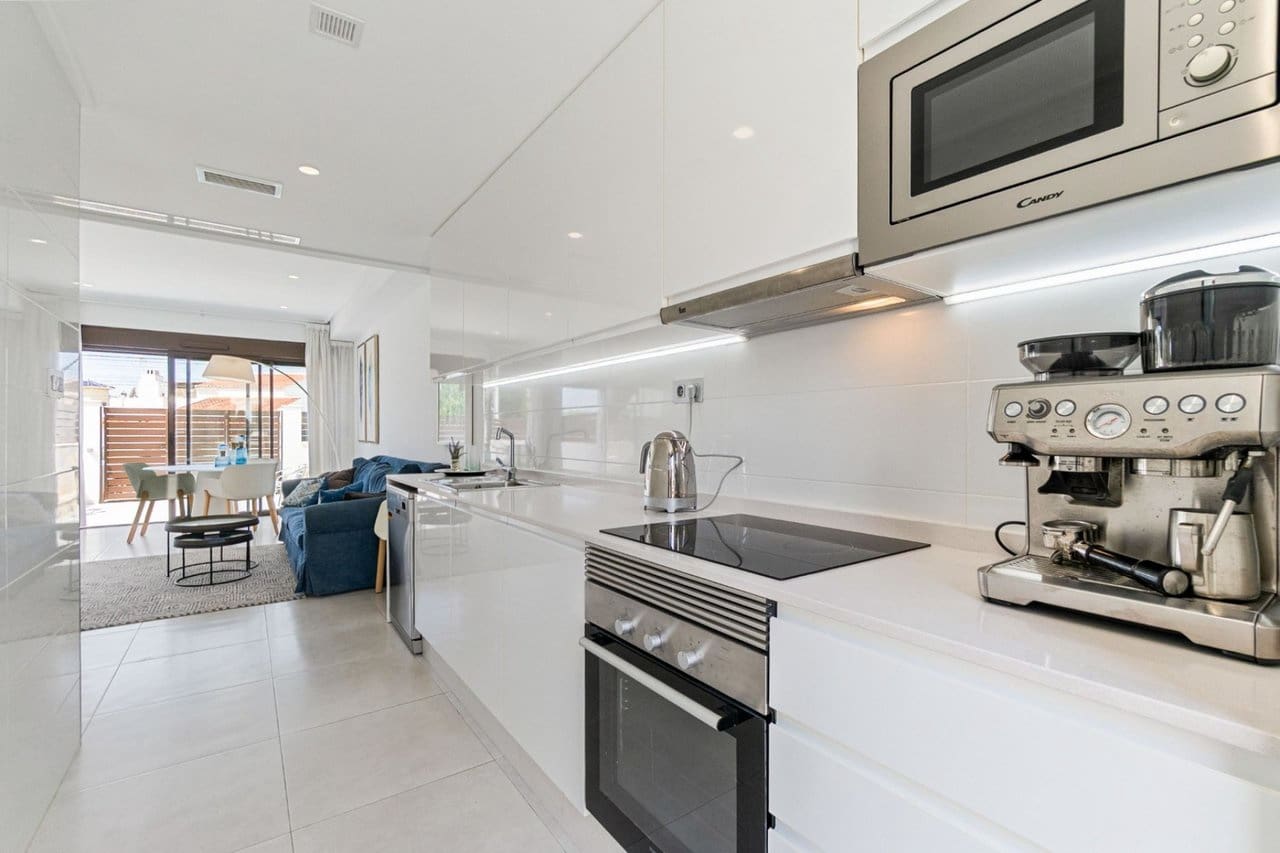 3 soveværelse Byhus til salg i Torrevieja med swimmingpool garage - € 315.000 (Ref: 9356651)