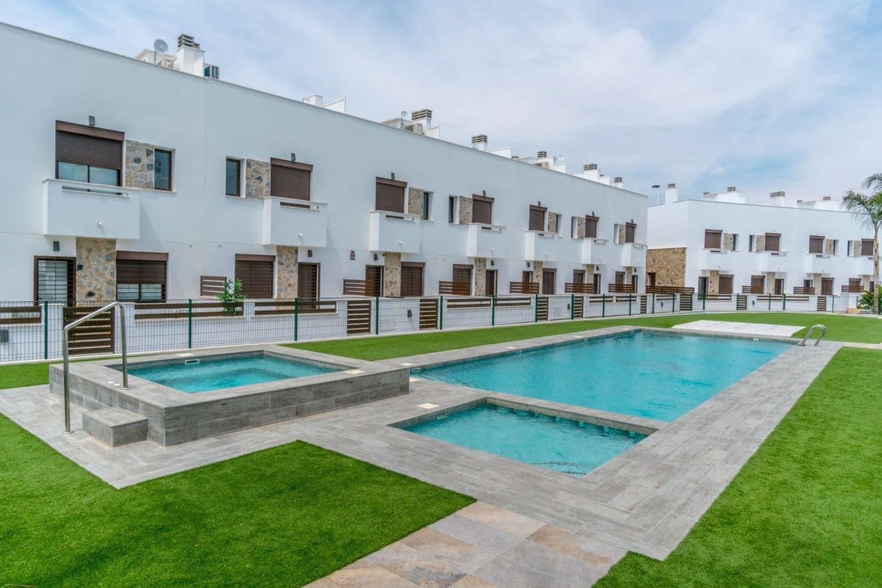 3 soveværelse Byhus til salg i Torrevieja med swimmingpool garage - € 315.000 (Ref: 9356651)