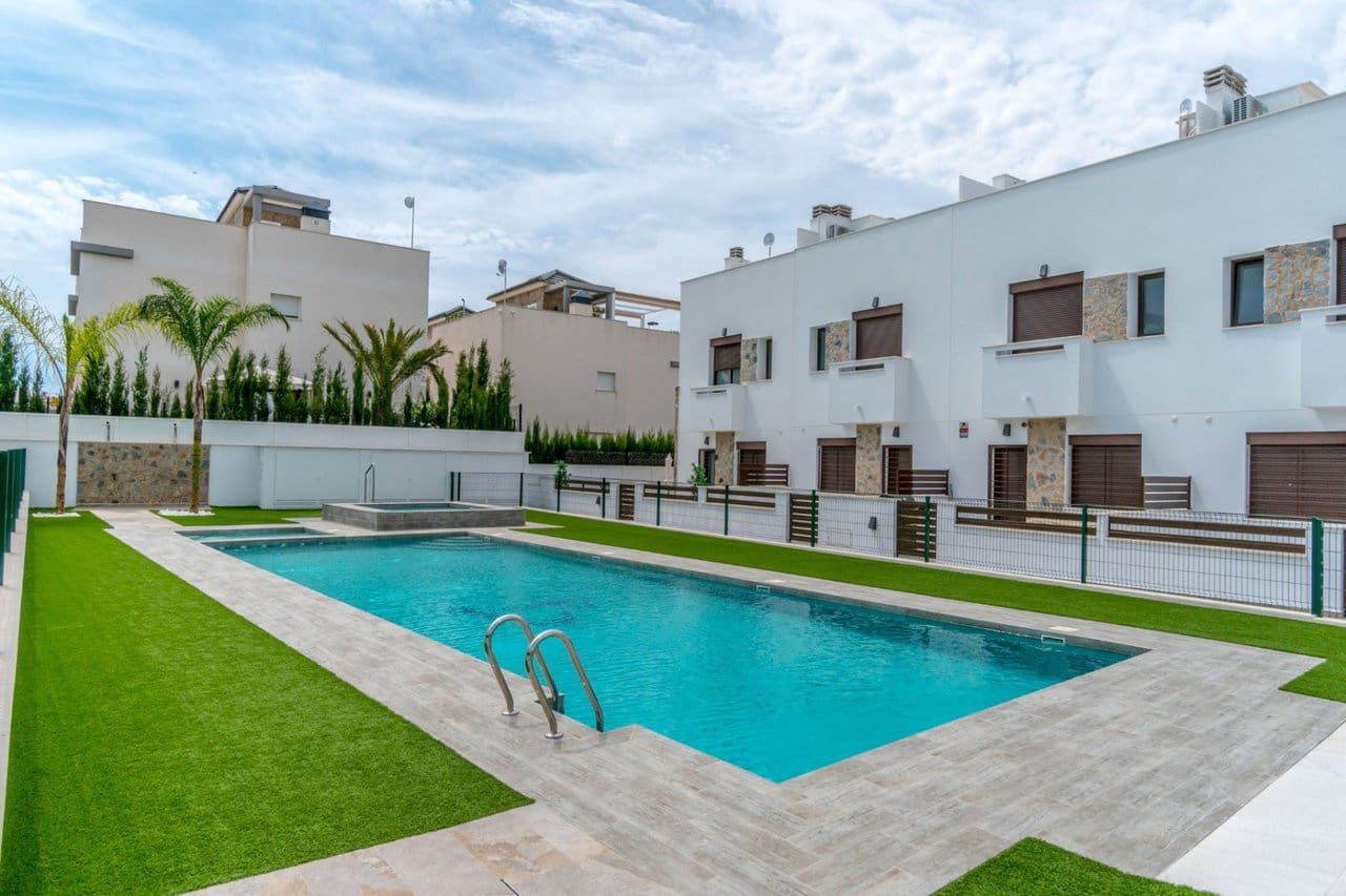 3 soveværelse Byhus til salg i Torrevieja med swimmingpool garage - € 315.000 (Ref: 9356651)