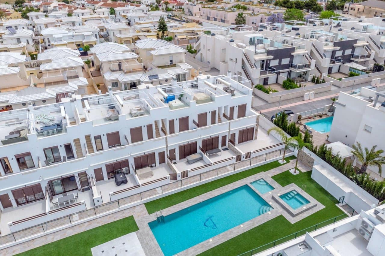 3 soveværelse Byhus til salg i Torrevieja med swimmingpool garage - € 315.000 (Ref: 9356651)