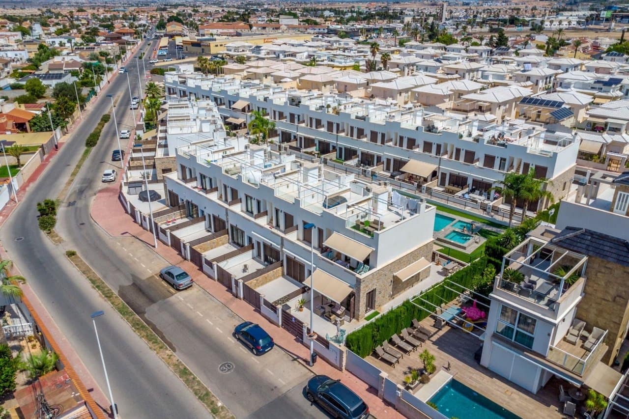 3 soveværelse Byhus til salg i Torrevieja med swimmingpool garage - € 315.000 (Ref: 9356651)