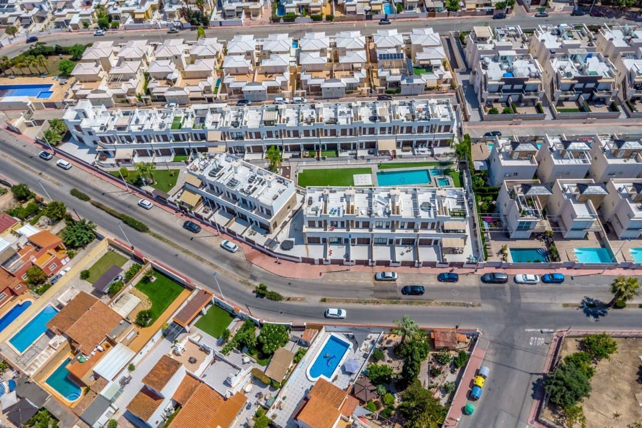 3 soveværelse Byhus til salg i Torrevieja med swimmingpool garage - € 315.000 (Ref: 9356651)