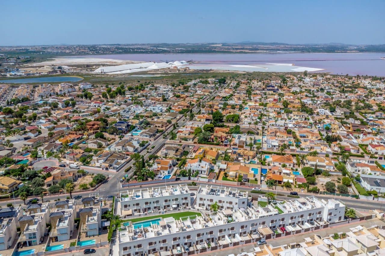 3 soveværelse Byhus til salg i Torrevieja med swimmingpool garage - € 315.000 (Ref: 9356651)