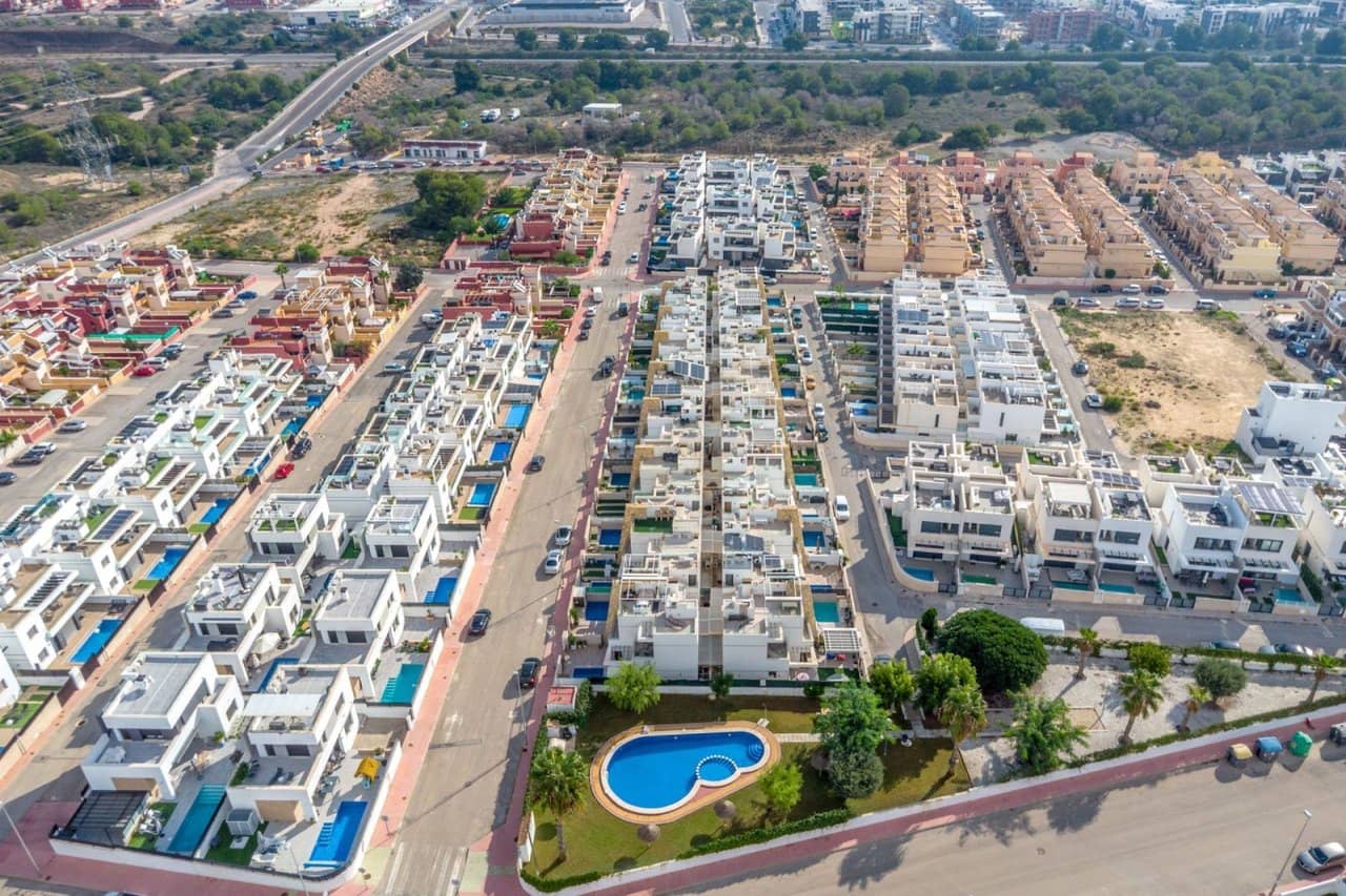 3 sypialnia Dom na sprzedaż w Villamartin z basenem garażem - 325 000 € (Ref: 9356652)