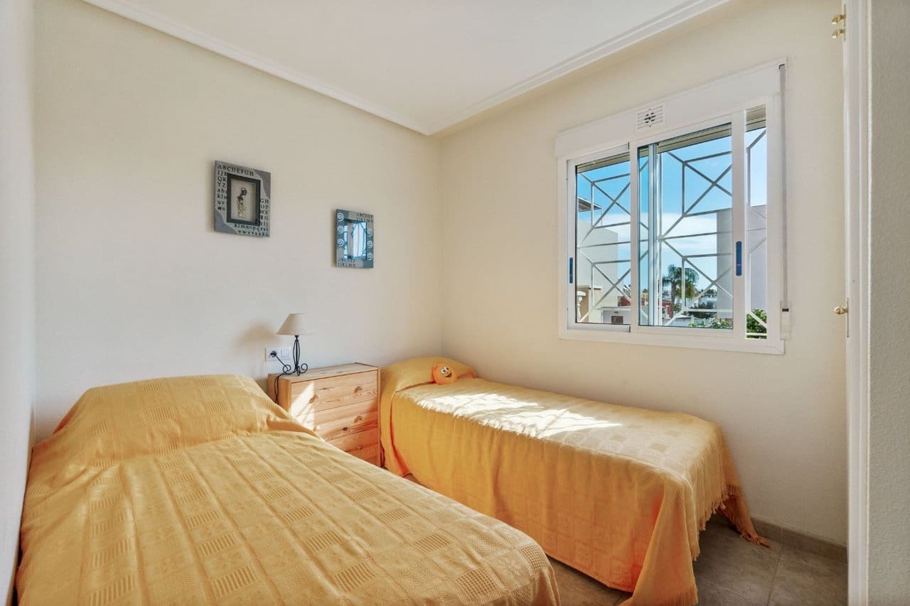 4 makuuhuone Omakotitalo myytävänä paikassa Torrevieja mukana uima-altaan 
autotalli - 259 000 € (Ref: 9356655)