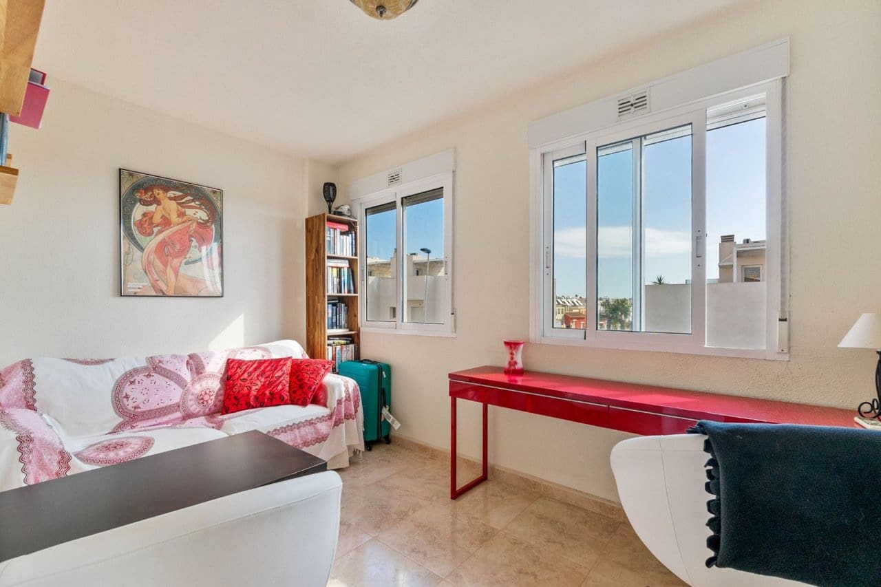 4 makuuhuone Omakotitalo myytävänä paikassa Torrevieja mukana uima-altaan 
autotalli - 259 000 € (Ref: 9356655)