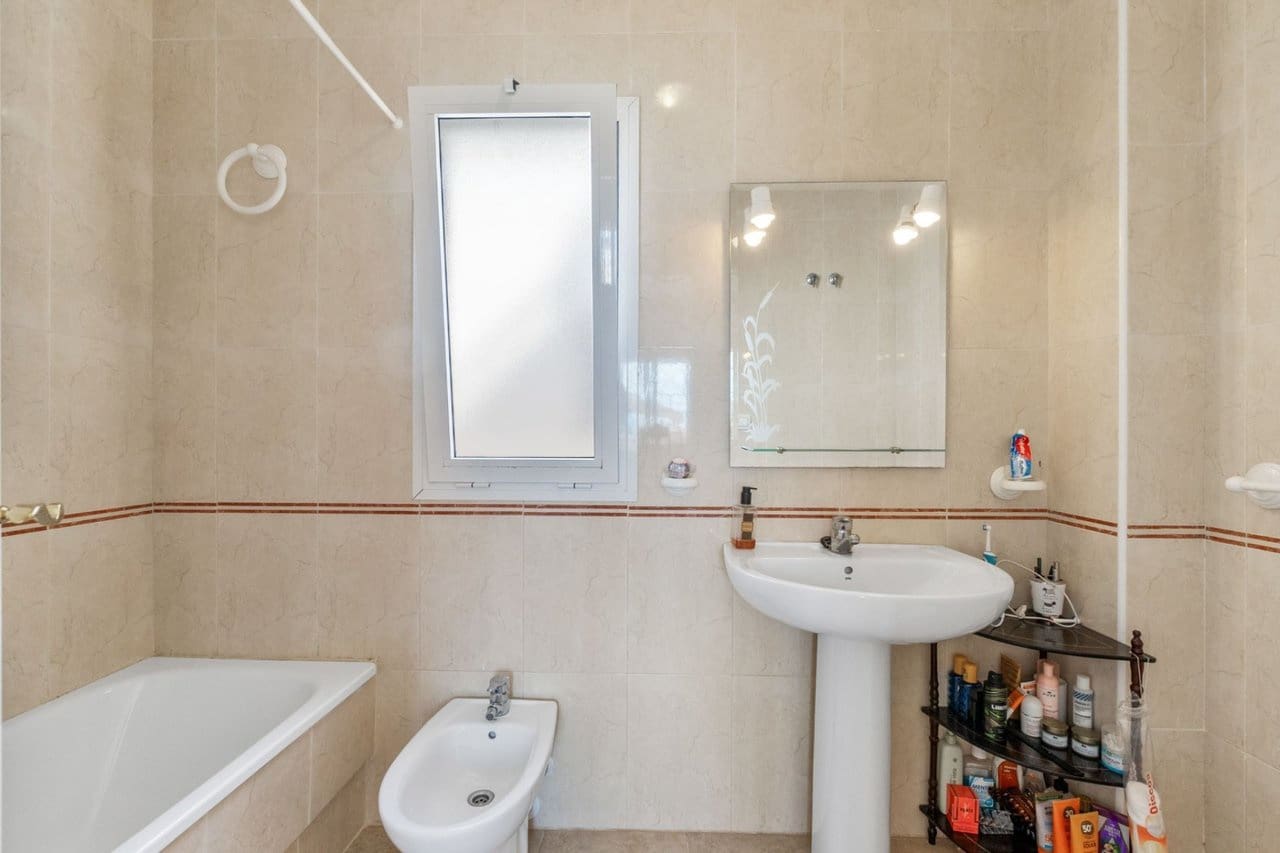 4 makuuhuone Omakotitalo myytävänä paikassa Torrevieja mukana uima-altaan 
autotalli - 259 000 € (Ref: 9356655)