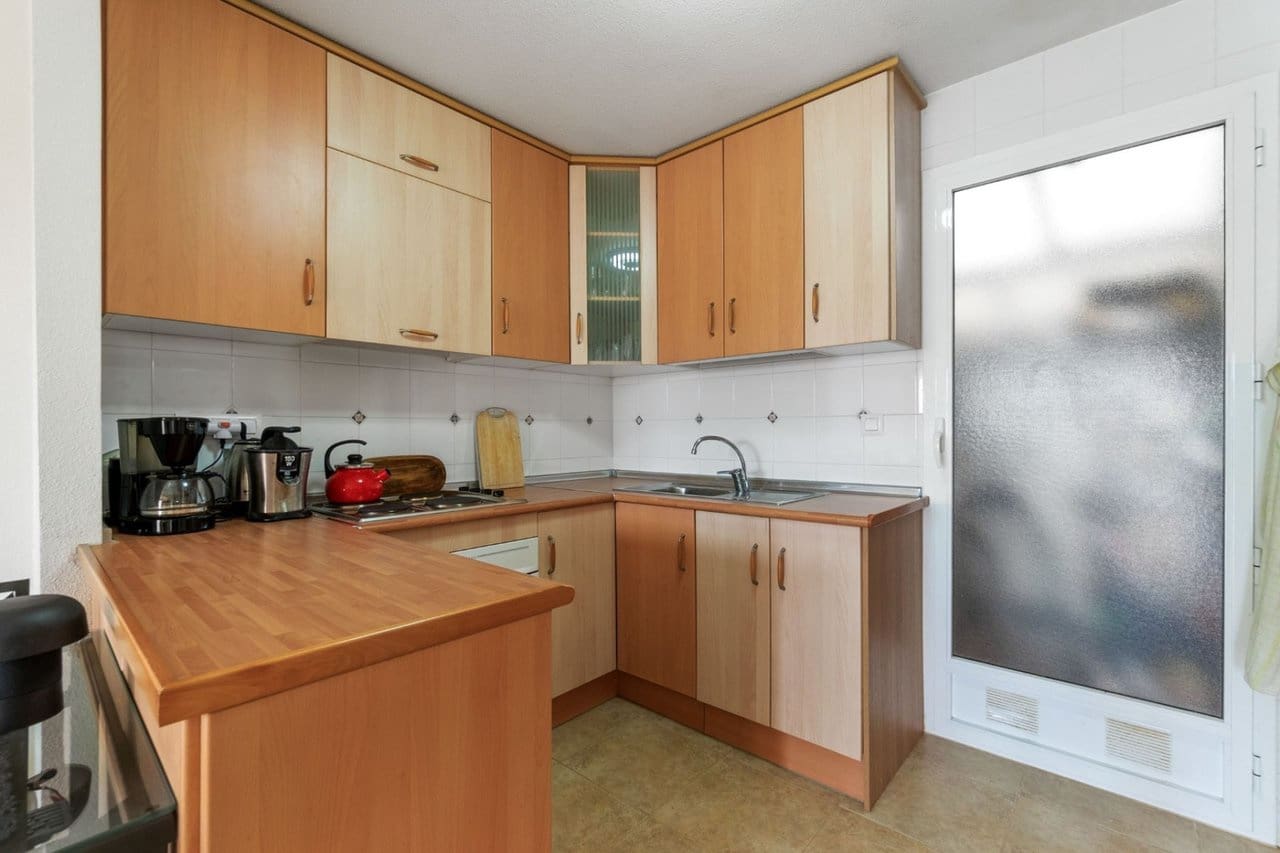 4 makuuhuone Omakotitalo myytävänä paikassa Torrevieja mukana uima-altaan 
autotalli - 259 000 € (Ref: 9356655)