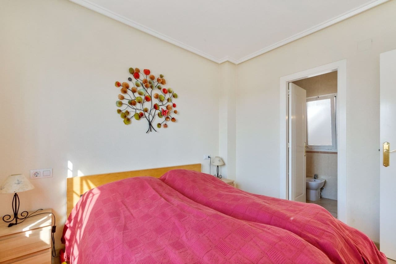 4 makuuhuone Omakotitalo myytävänä paikassa Torrevieja mukana uima-altaan 
autotalli - 259 000 € (Ref: 9356655)