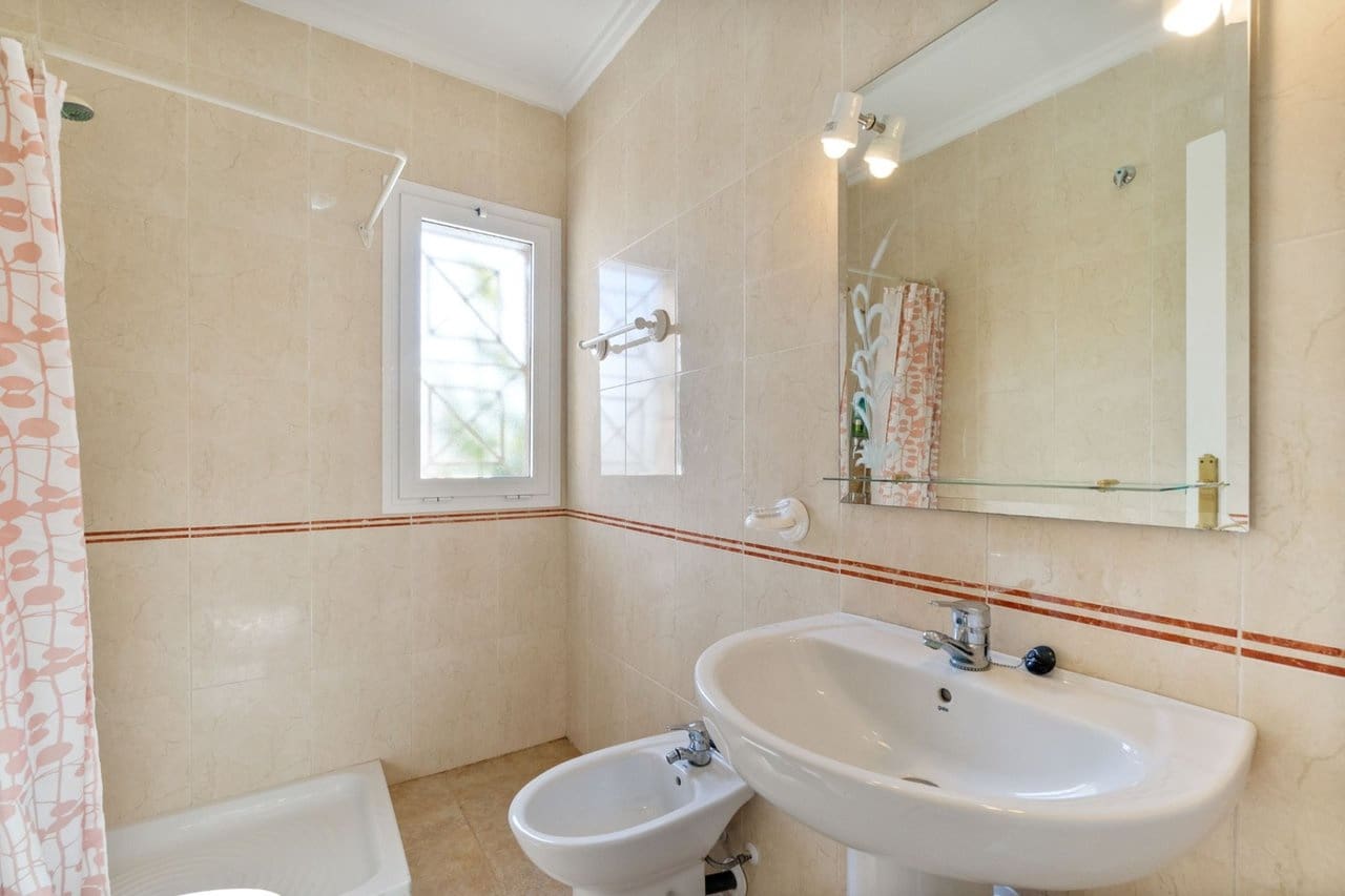 4 makuuhuone Omakotitalo myytävänä paikassa Torrevieja mukana uima-altaan 
autotalli - 259 000 € (Ref: 9356655)