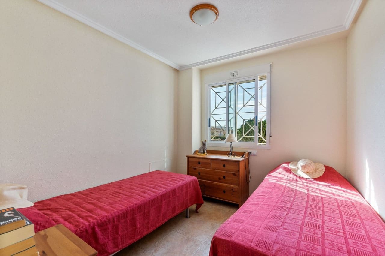 4 makuuhuone Omakotitalo myytävänä paikassa Torrevieja mukana uima-altaan 
autotalli - 259 000 € (Ref: 9356655)