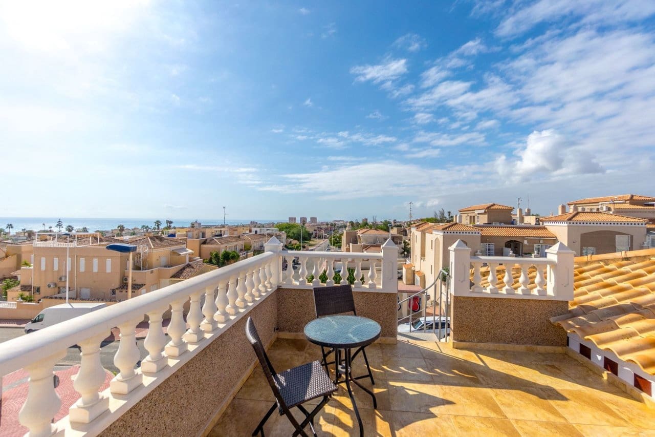 4 makuuhuone Omakotitalo myytävänä paikassa Torrevieja mukana uima-altaan 
autotalli - 259 000 € (Ref: 9356655)