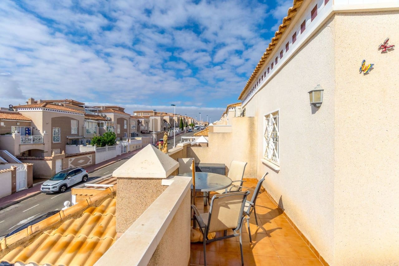 4 makuuhuone Omakotitalo myytävänä paikassa Torrevieja mukana uima-altaan 
autotalli - 259 000 € (Ref: 9356655)