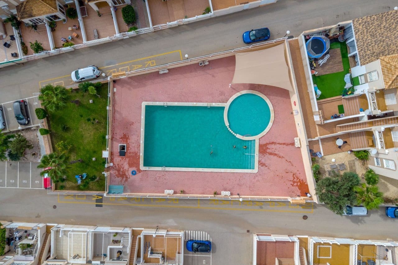 4 makuuhuone Omakotitalo myytävänä paikassa Torrevieja mukana uima-altaan 
autotalli - 259 000 € (Ref: 9356655)