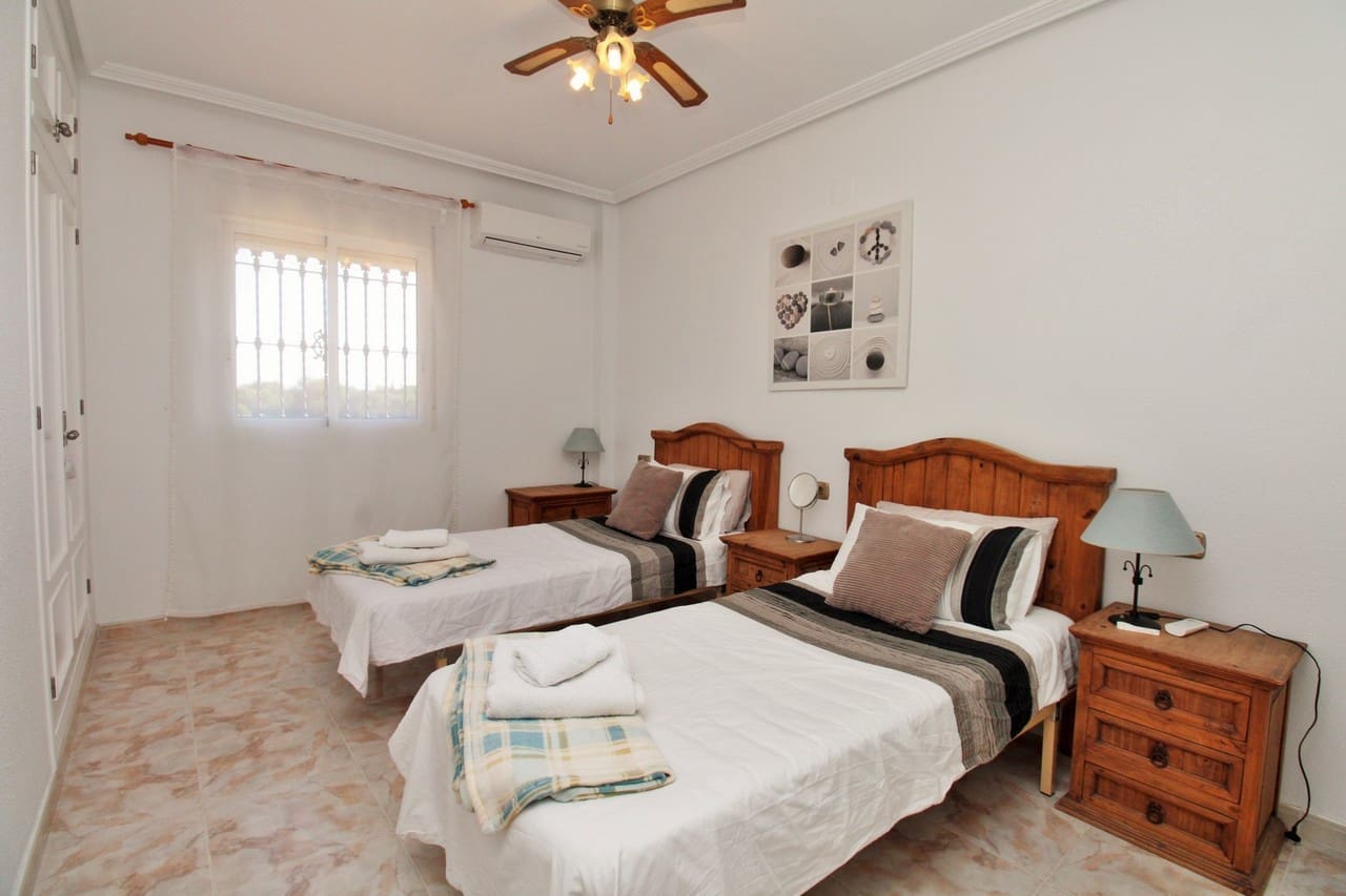 4 Zimmer Villa zu verkaufen in Playa Flamenca mit Pool - 379.000 € (Ref: 9356659)