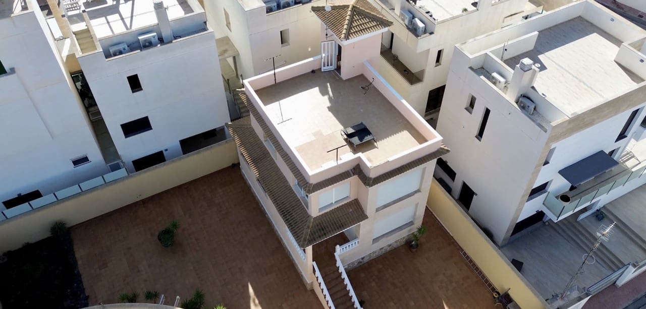 4 bedroom Villa for sale in Orihuela Costa - € 285,000 (Ref: 9387202)