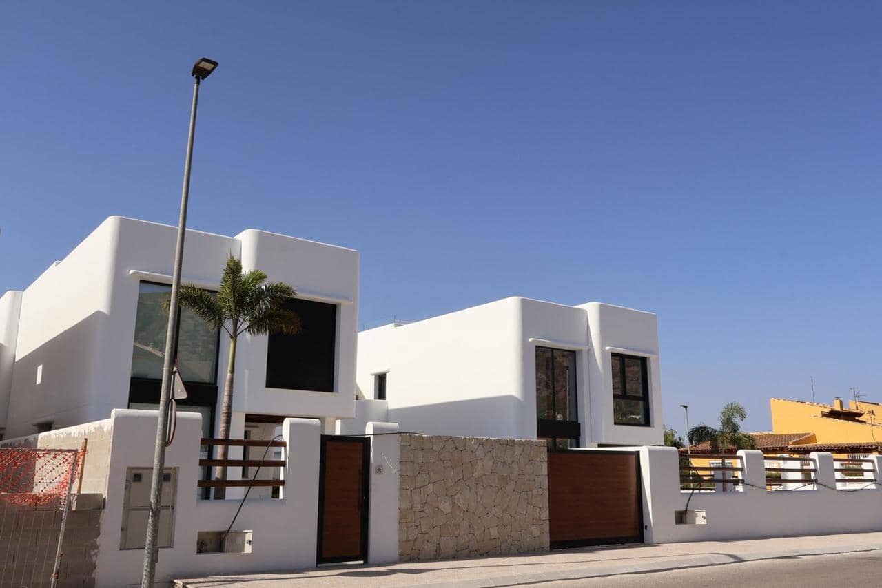 4 bedroom Villa for sale in Alfaz del Pi / L'Alfas del Pi with pool - € 875,000 (Ref: 9392483)