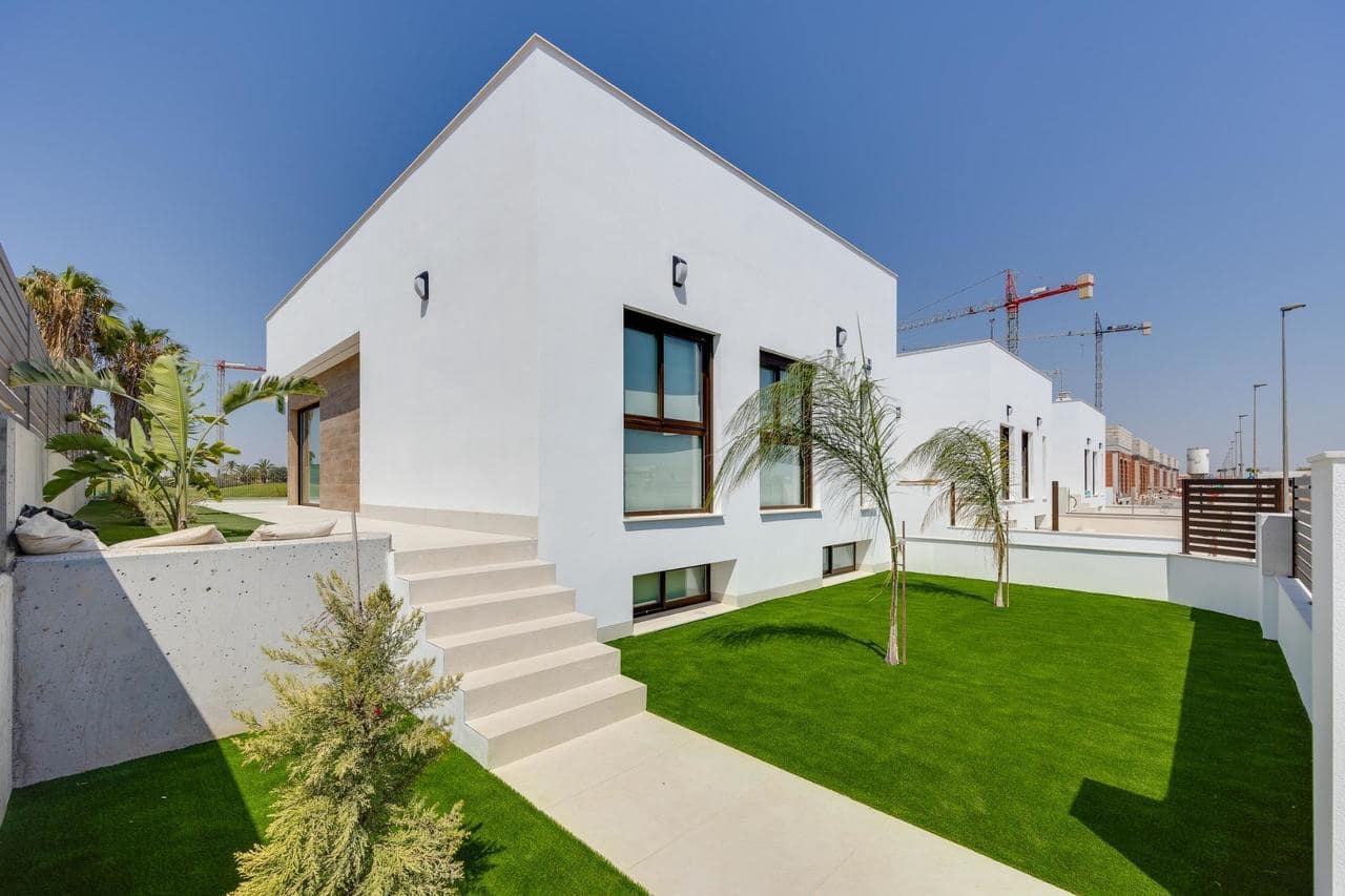 3 soveværelse Villa til salg i Los Alcazares med swimmingpool - € 695.000 (Ref: 9392865)