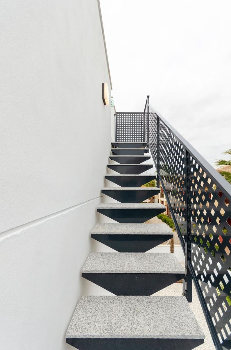 3 bedroom Villa for sale in Torrevieja with pool - € 409,000 (Ref: 9393094)