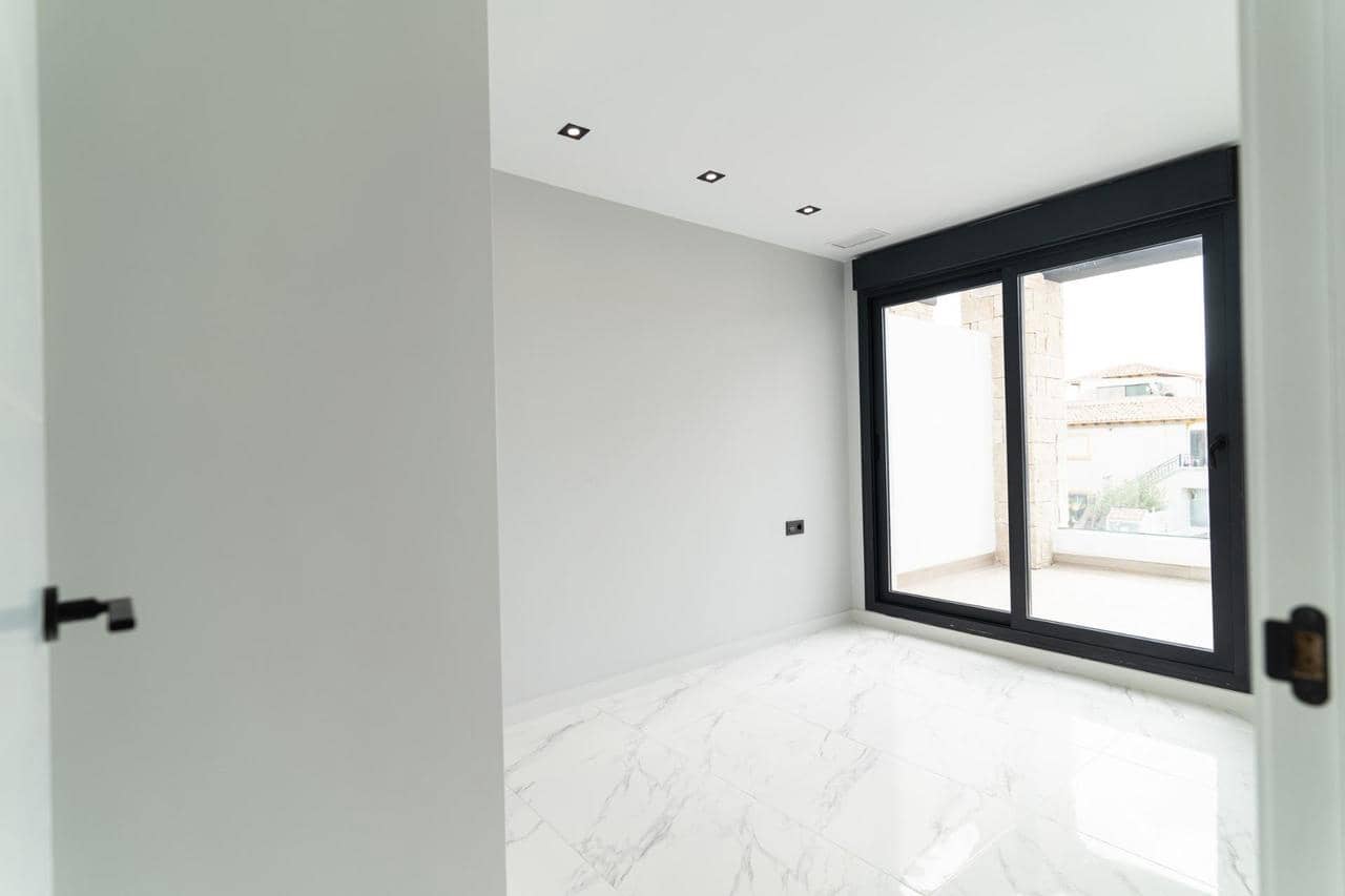 4 bedroom Villa for sale in Orihuela Costa with pool - € 699,900 (Ref: 9393136)