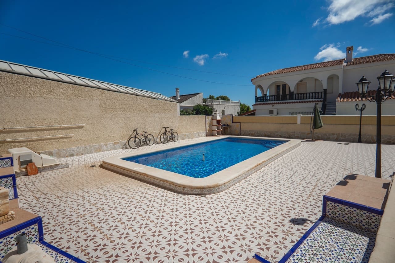 3 makuuhuone Huvila myytävänä paikassa Ciudad Quesada mukana uima-altaan - 380 000 € (Ref: 9393792)